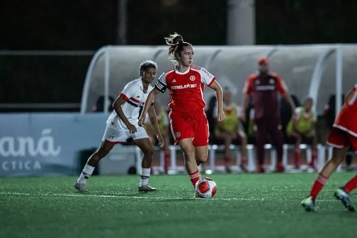 Bianca atuando na base do Internacional (Foto: Divulgação)