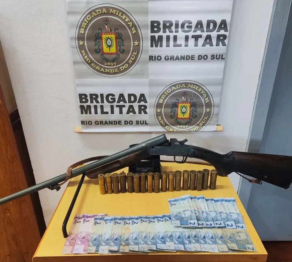 Espingarda e outros itens apreendidos na ação policial (Foto: Divulgação | 7º BPM)