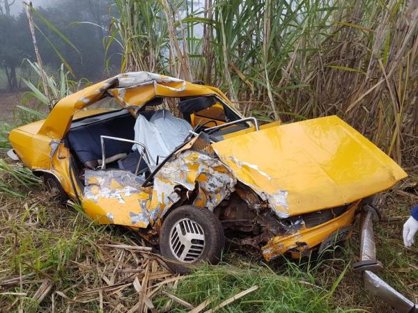 Com o impacto, Ford Corcel foi arremessado para fora da pista (Foto: Giovane Sabino/Rádio Fortaleza FM)