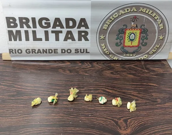 Porções de cocaína apreendidas na abordagem veicular (Foto: Divulgação | 7º BPM)