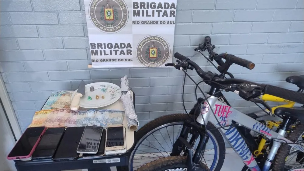 Na ação, os policiais militares apreenderam entorpecentes, smartphones e dinheiro, além de outros materiais (Foto: Divulgação | 7º BPM)