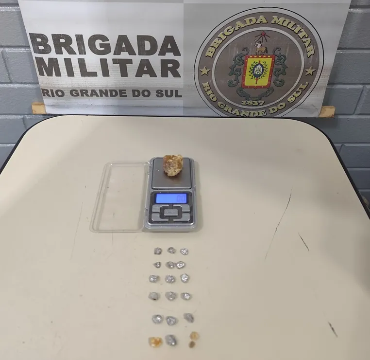 Foram apreendidas 18 pedras de crack, além de uma porção maior da mesma substância e uma balança de precisão (Foto: Divulgação | 7º BPM)