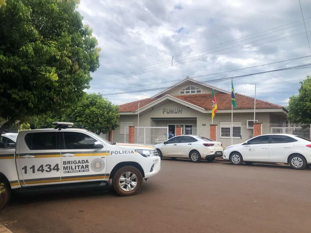 Aparato policial reforça a segurança em frente ao Fórum (Fotos: Diones Roberto Becker)