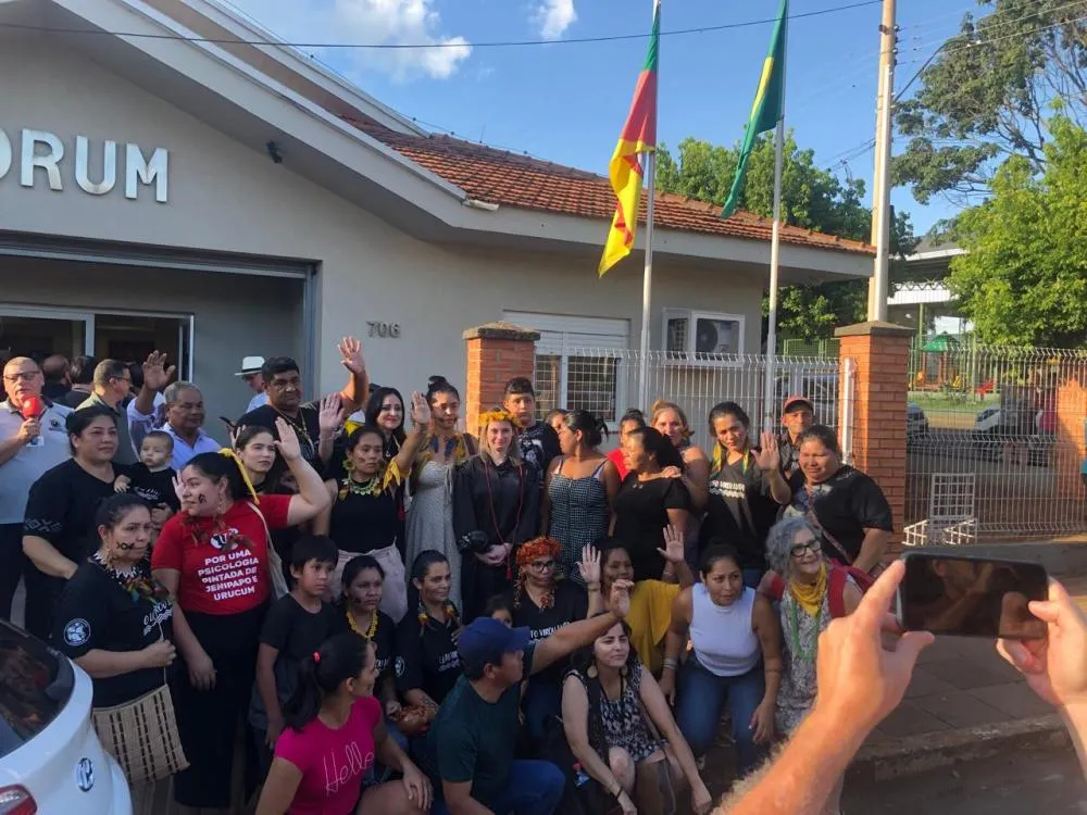 Promotoras de Justiça e indígenas posam para fotografia em frente ao Fórum (Foto: Divulgação)