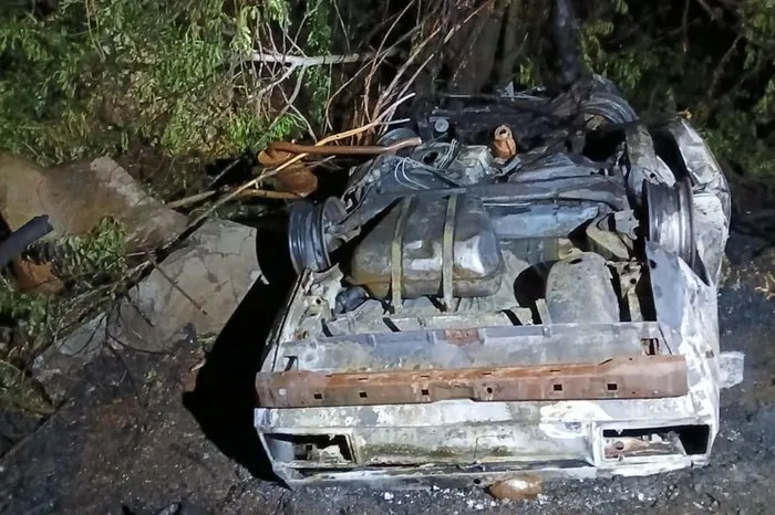 Devido ao impacto, automóvel incendiou e o motorista não conseguiu se desprender das ferragens (Foto: Divulgação | Corpo de Bombeiros)