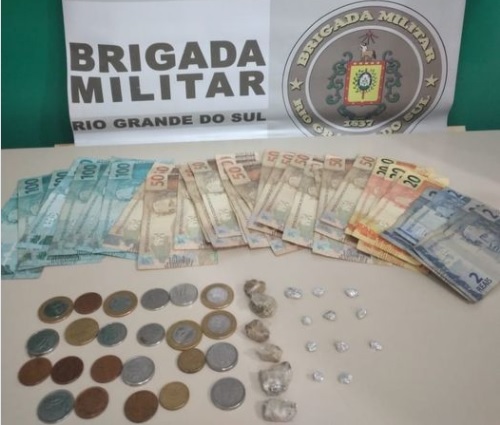 Entorpecentes e dinheiro encontrados com as duas pessoas presas (Foto: Divulgação/BM)