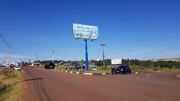 Trevo no final da Avenida Itapiranga que abriga o outdoor gremista (Foto: Divulgação/Consulado do Grêmio)