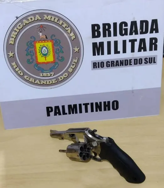 Revólver calibre 38 apreendido pelos policiais militares (Foto: Divulgação | 37º BPM)