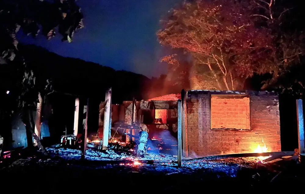 Polícia Civil irá investigar as causas do incêndio que destruiu a residência (Foto: Reprodução | Rádio Luz e Alegria)