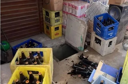 Menina de nove anos estaria confinada em um porão fechado por uma tampa de concreto e com caixas de cerveja por cima. Redes sociais / Reprodução