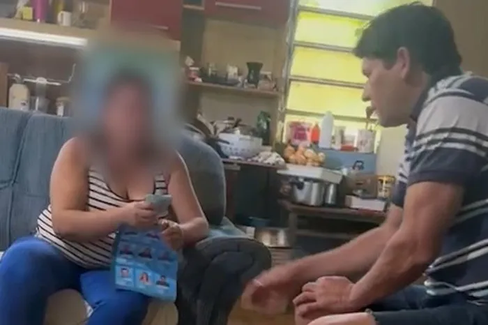 Um dos vídeos que mostram o candidato a vereador oferecendo dinheiro a eleitora (Foto: Reprodução | Arquivo Pessoal)