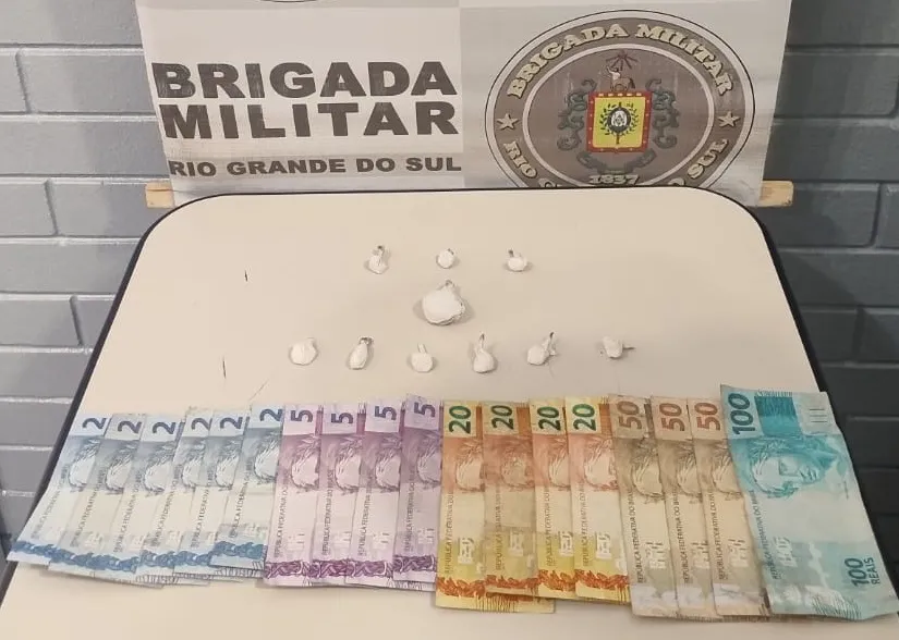Foram apreendidas 9,2 gramas de cocaína, além de três telefones celulares e dinheiro em espécie (Foto: Divulgação | 7º BPM)
