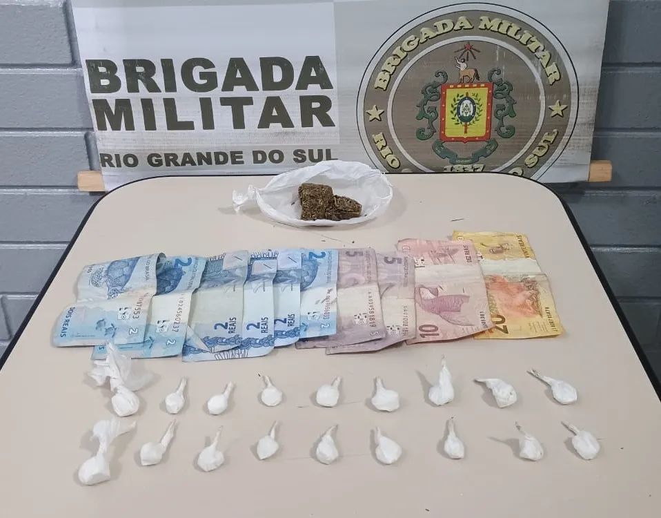 Na ação foram apreendidas duas porções de maconha, 18 buchas de cocaína, um telefone celular e dinheiro (Foto: Divulgação | 7º BPM)