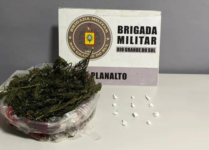 Também foram apreendidas 11 buchas de cocaína (Foto: Divulgação | 37º BPM)