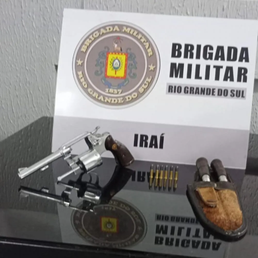 Efetivo policial encontrou, durante a revista veicular, um revólver calibre 22 municiado com seis cartuchos intactos e uma faca (Foto: Divulgação | 37º BPM)