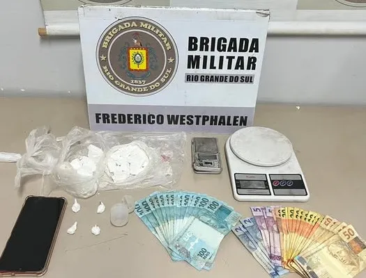 Na ação os policiais militares apreenderam cocaína e outros materiais (Foto: Divulgação | 37º BPM)