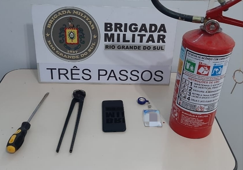 Objetos que foram encontrados com o adolescente ainda dentro do parque da FEICAP (Foto: Divulgação/BM)