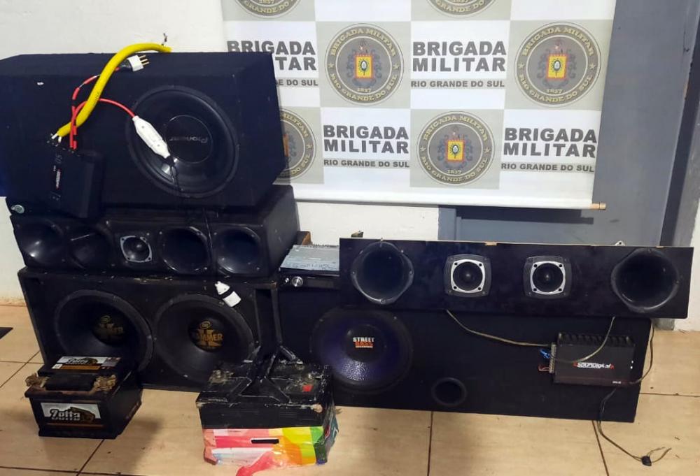 Devido à perturbação da tranquilidade, aparelhos de som automotivo foram apreendidos (Foto: Divulgação/BM)