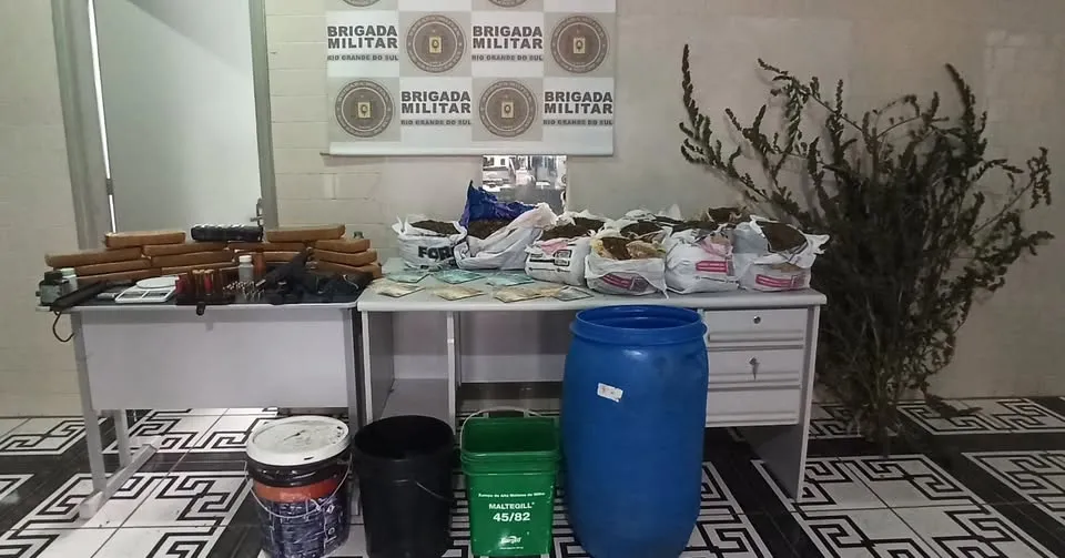 Policiais militares apreenderam também duas pistolas, uma espingarda e 55 munições de diversos calibres (Foto: Divulgação | 37º BPM)