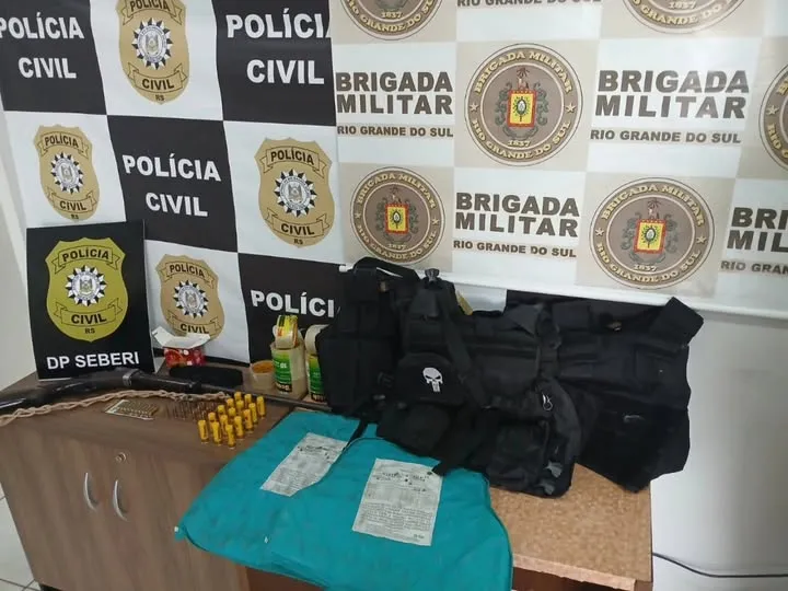 Foi apreendida uma arma de fogo, 40 munições de diversos calibres, coletes balísticos e objetos de interesse da investigação (Foto: Divulgação | 37º BPM)