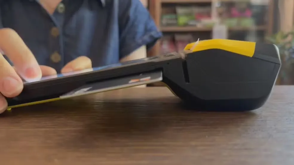 Máquina de cartão (Foto: Reprodução / RBS TV)