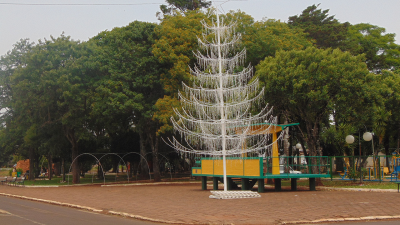 Árvore montada na Praça Redenção é um dos atrativos da ornamentação natalina (Foto: Divulgação/ASCOM Redentora)