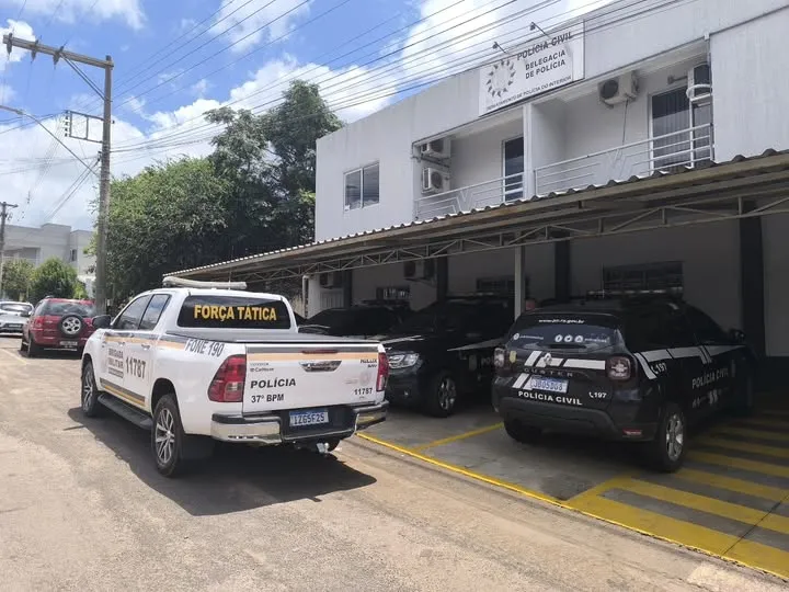 Suspeito do crime, o homem de 22 anos foi conduzido à Delegacia da Polícia Civil para os procedimentos formais (Foto: Divulgação | 37º BPM)