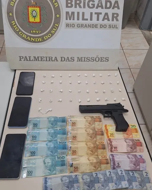 Foram apreendidas 42 buchas de cocaína, um simulacro de arma de fogo, três aparelhos celulares e dinheiro em espécie (Foto: Divulgação | 39º BPM)