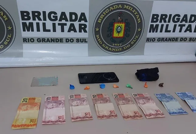 Em abordagem veicular, a BM apreendeu sete buchas de cocaína, um telefone celular e dinheiro em espécie (Foto: Divulgação | 7º BPM)