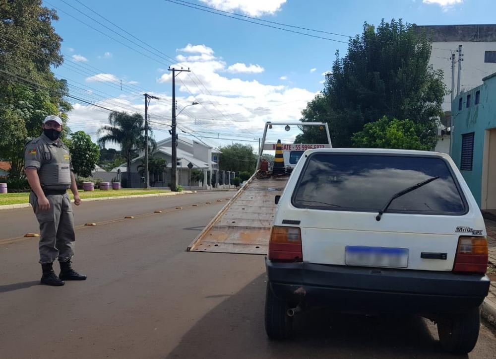 Automóvel sendo recolhido ao depósito credenciado pelo DETRAN/RS (Foto: Divulgação/BM)