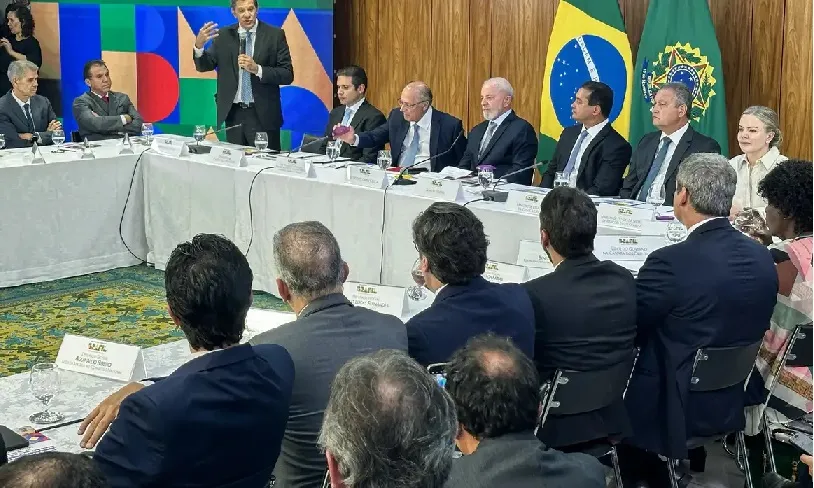 Lula assinou o texto em solenidade no Palácio do Planalto e o entregou ao presidente da Câmara dos Deputados (Foto: Fábio Pozzebom | Agência Brasil)