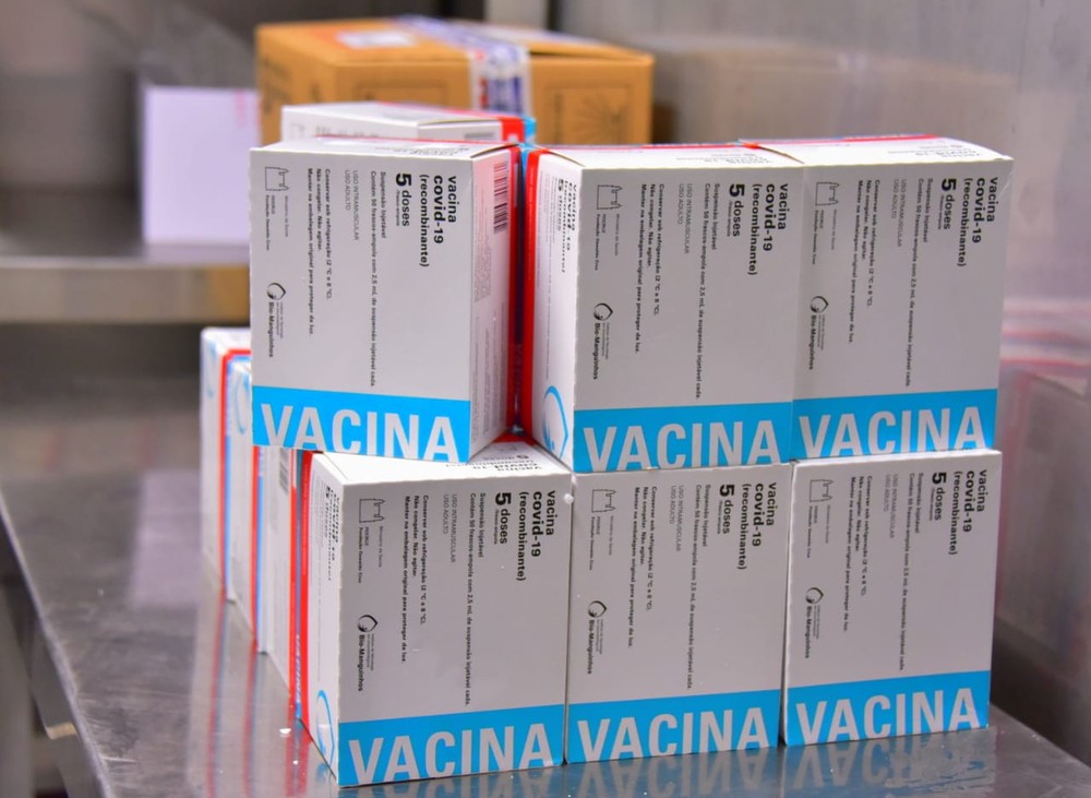 Imagem de caixas da vacina da AstraZeneca. (Foto: Reprodução/Fernando Oliveira/Sesau)