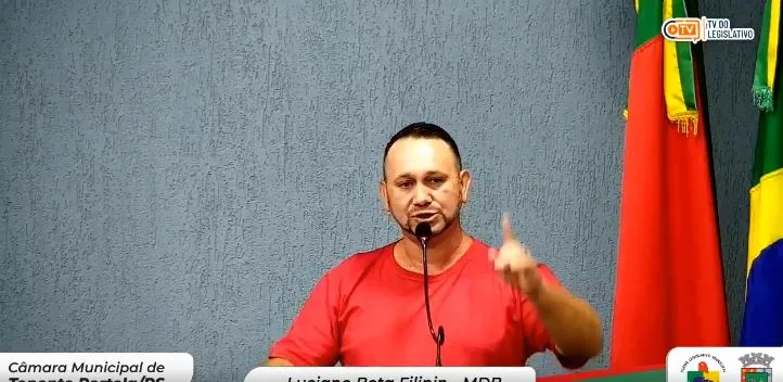 Vereador Luciano Berta usando a tribuna da Câmara de Tenente Portela (Foto: Reprodução)
