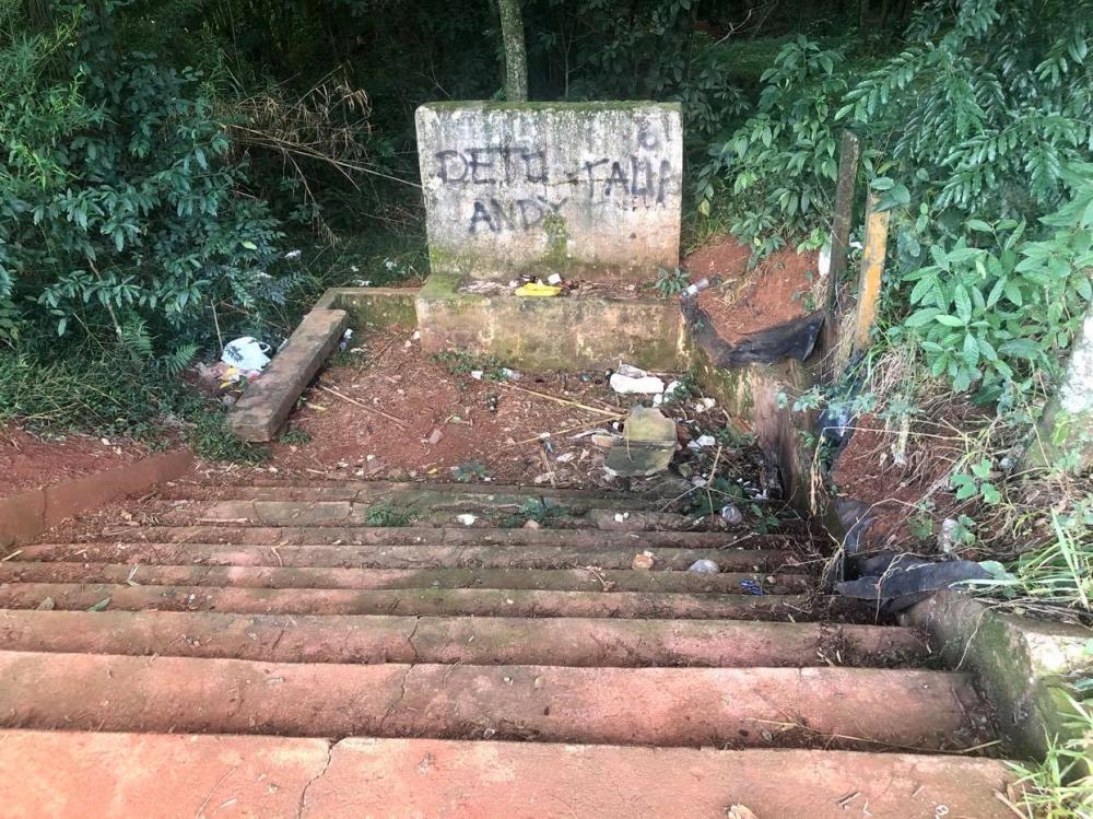 Escadaria que dá acesso ao bebedouro (Foto: Diones Roberto Becker)