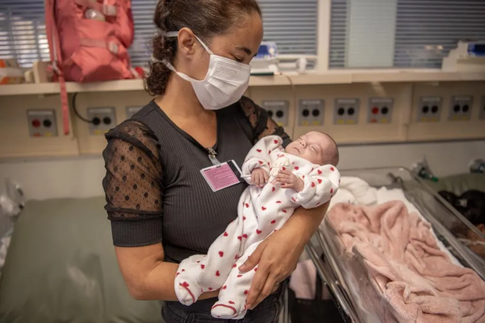 Laís Bianquim Gadenz teve alta no dia 10 de março, já pesando 2,3 quilos (Foto: Clóvis Prates | HCPA)