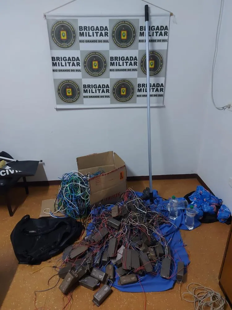 O homem, juntamente com os materiais recuperados, foi conduzido à Delegacia da Polícia Civil para o registro da ocorrência (Foto: Divulgação | 7º BPM)