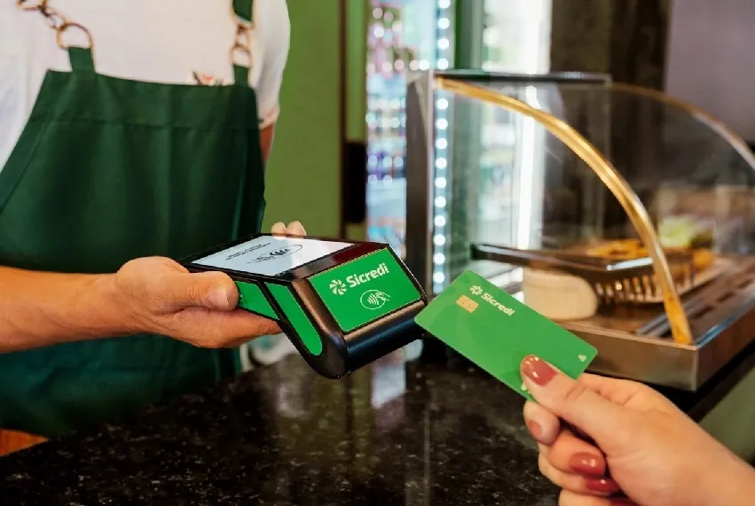 Em setembro de 2024, a quantidade de compras com cartões e outros dispositivos por aproximação atingiu 65% dos pagamentos presenciais (Foto: Divulgação | Sicredi)