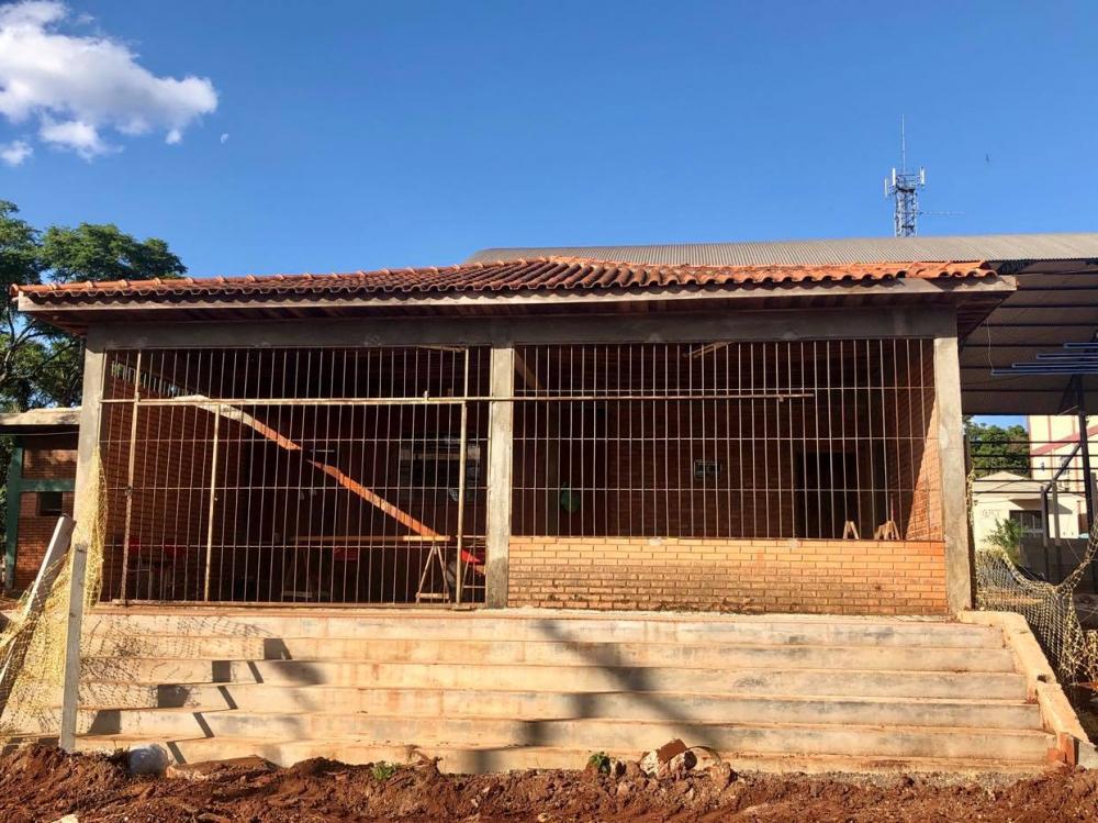 Feira do produtor funciona na Praça João Goulart, que atualmente passa por obras de revitalização (Foto: Diones Roberto Becker)
