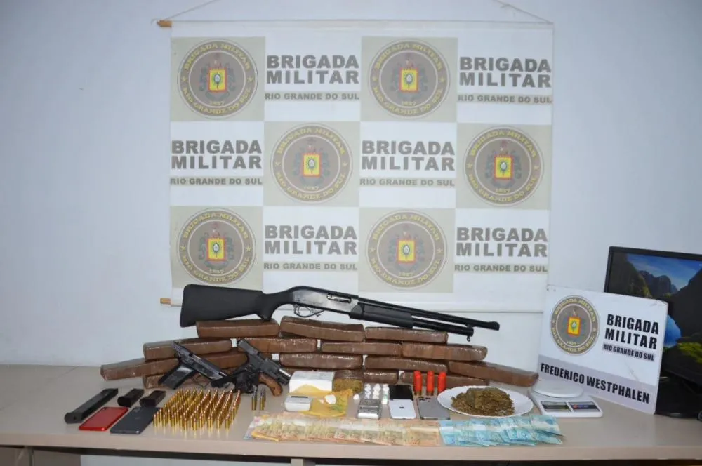 Armas, munições, entorpecentes, dinheiro e outros materiais apreendidos na ocasião (Foto: Divulgação | 37º BPM)