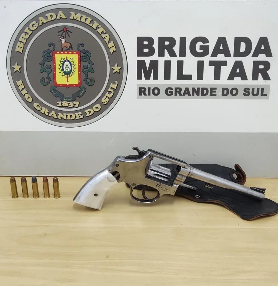 Revólver calibre 38 e munições apreendidas pelos policiais militares (Foto: Divulgação | 7º BPM)