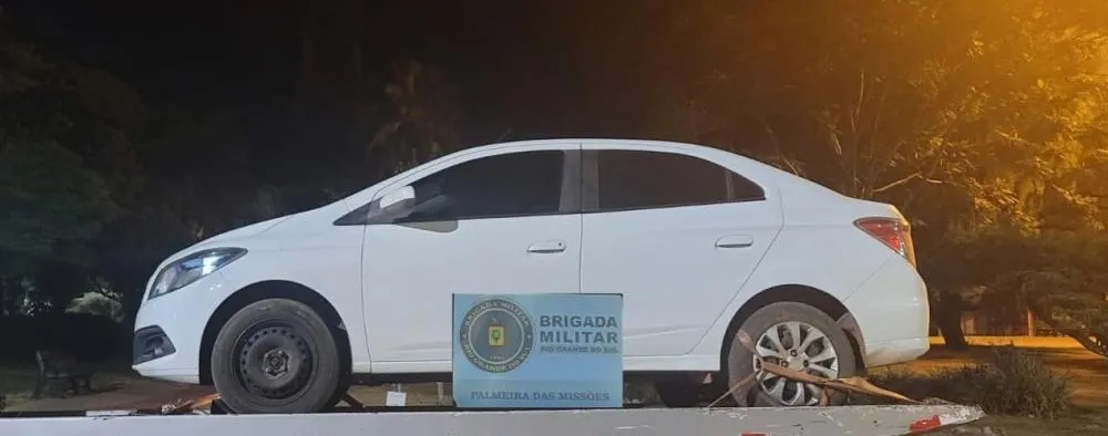 GM Prisma havia sido roubado em Canoas e estava com placas clonadas (Foto: Divulgação | BM)