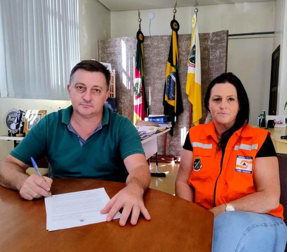 Decreto foi assinado na tarde da sexta-feira (21/3) pelo prefeito Arlei Tomazoni (Foto: Divulgação | ASCOM Três Passos)
