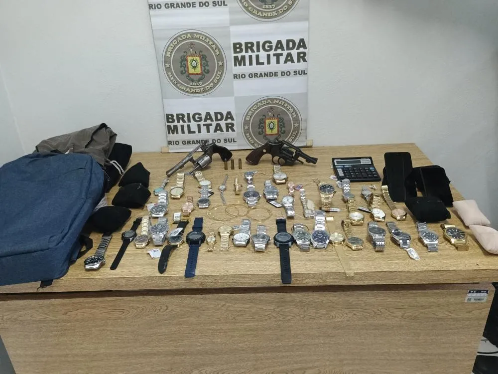Na ação, a guarnição da BM apreendeu duas armas de fogo e inúmeros produtos subtraídos dos comércios (Foto: Divulgação | 7º BPM)