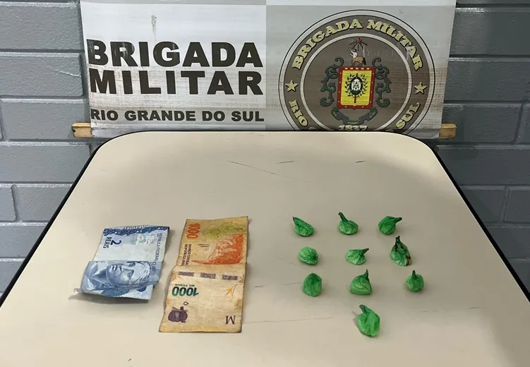 Porções de cocaína, smartphone e dinheiro em espécie apreendidos na ação policial (Foto: Divulgação | 7º BPM)