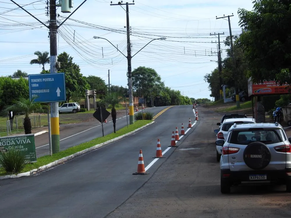 Recapeamento asfáltico efetuado recentemente não abrangeu toda a largura da Avenida Ijuí (Foto: Diones Roberto Becker)