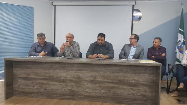 Reunião em Seberi debateu os problemas gerados pelos atrasos nos repasses de recursos às prefeituras e hospitais (Foto: Divulgação/ASCOM Tenente Portela)