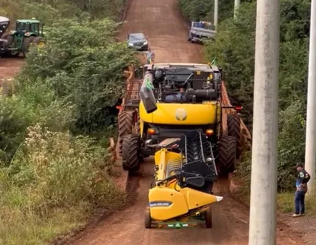 Operador mostra coragem e habilidade ao atravessar a velha estrutura de concreto com uma colheitadeira (Foto: Reprodução | Observador Regional)