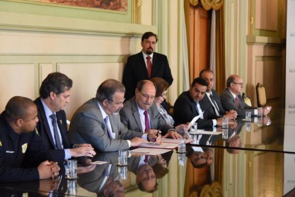 Assinatura do convênio, com a presença do ministro da Segurança Raul Jungmann, ocorreu no Palácio Piratini (Foto: Rodrigo Ziebell)
