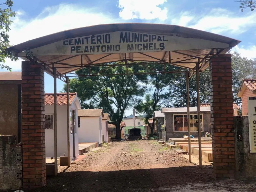 Edis pedem a limpeza frequente do Cemitério Municipal (Foto: Diones Roberto Becker)
