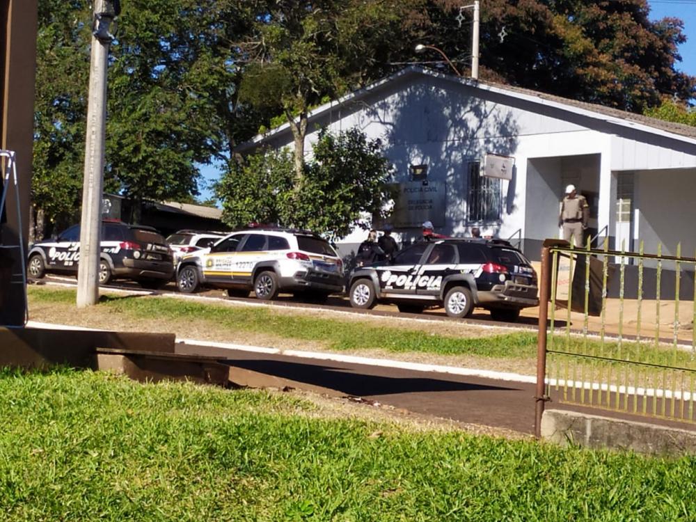 Ao todo, 22 policiais civis e militares participaram da operação. (Foto: Observador Regional)